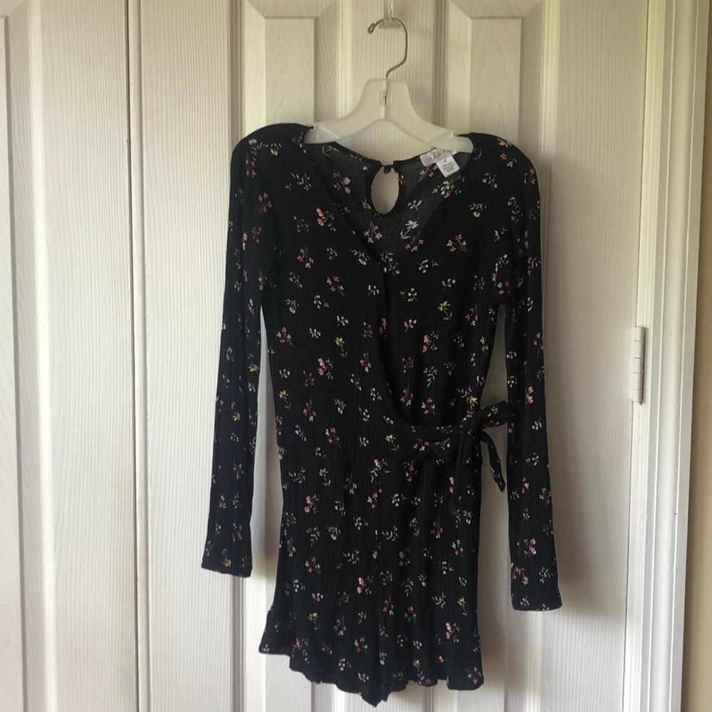 Girls’ Romper black floral long sleeve-size M